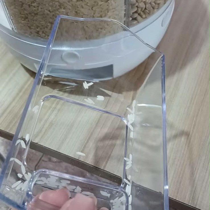 Dispenser OrganizaLar na cozinha da cliente 3